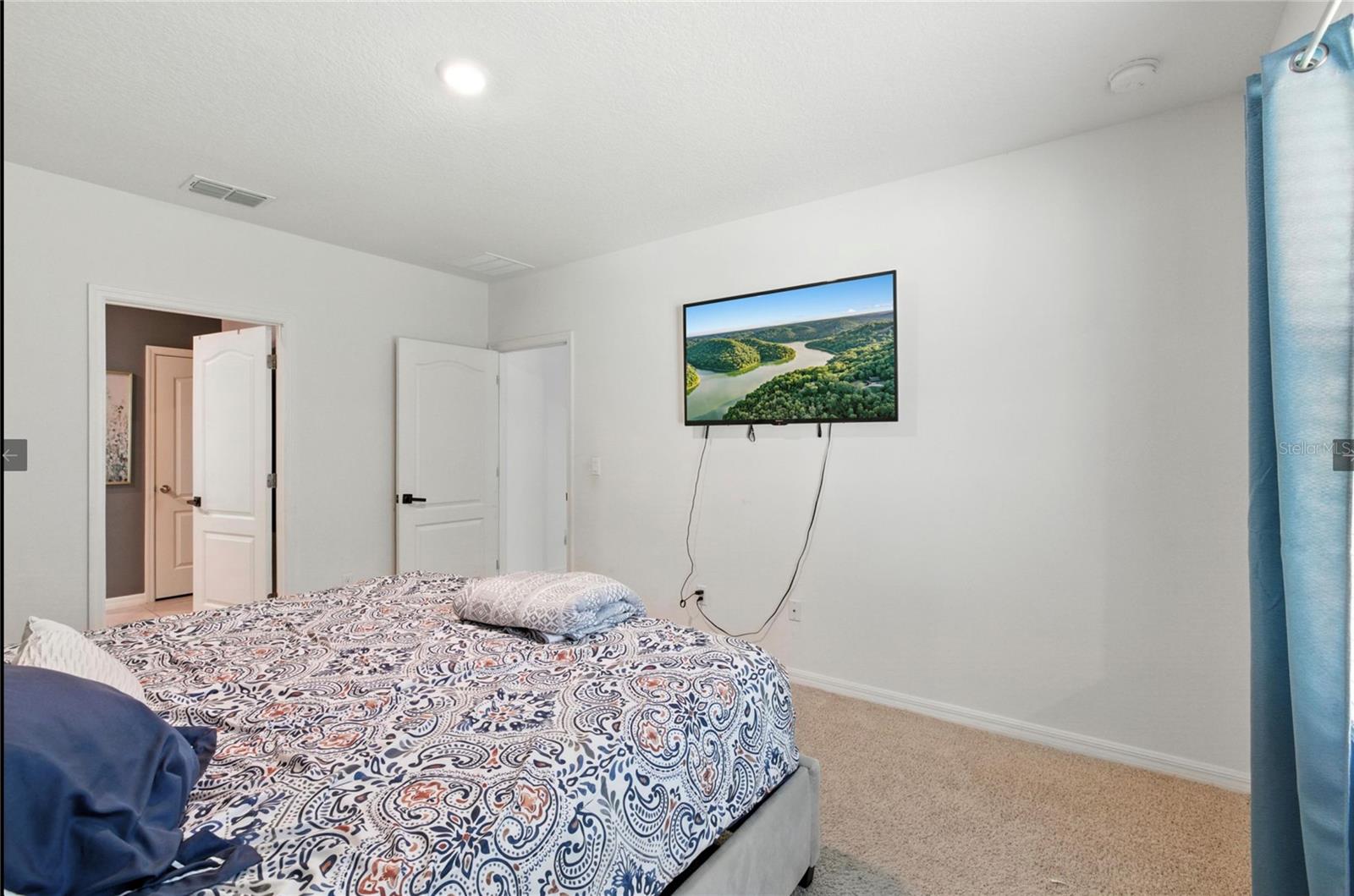HOLLY ESTATES - Residential Lease