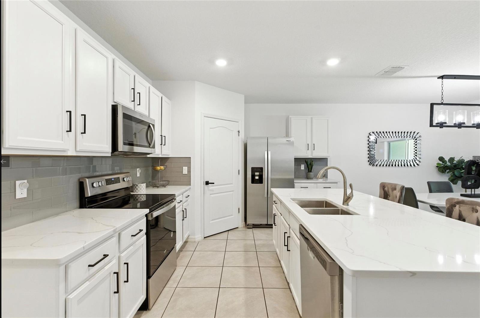 HOLLY ESTATES - Residential Lease