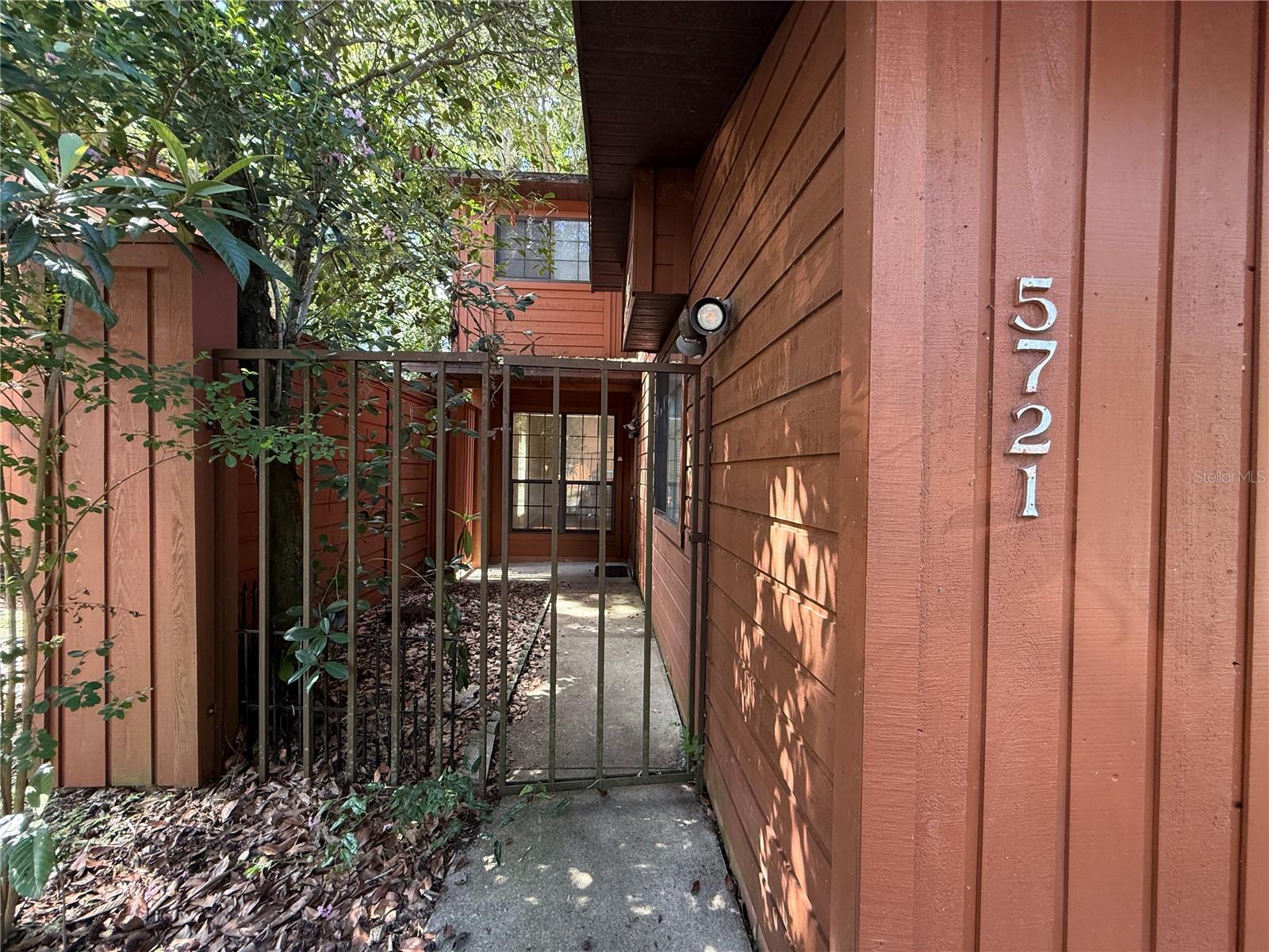 Come see this move-in-ready townhouse! You will find a clean, newly painted home with new carpet on stairs, and newer appliances, with two en-suites, one upstairs with an attached flex room, and one downstairs. Enjoy a private lanai and courtyard—community pool nearby as well as trash dumpsters.