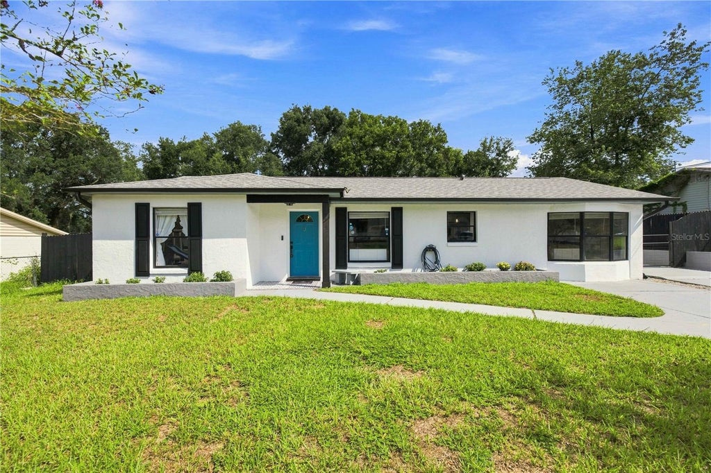 Photo of 11615 SE 129th Lane, Ocklawaha, FL 32179 (MLS # OM731656)