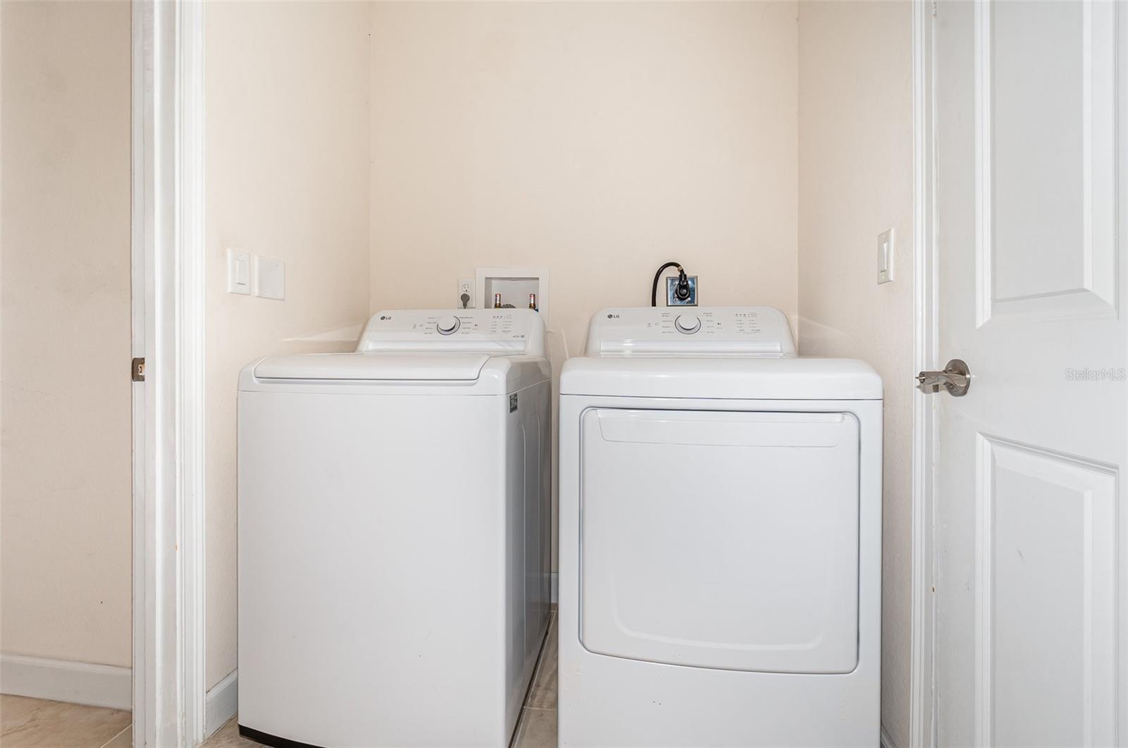 GRANDE OAKS AT HEATHROW - Residential