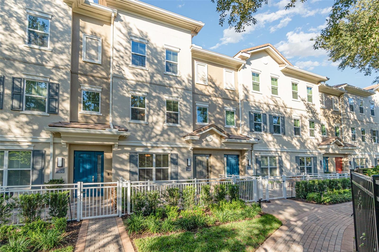 GRANDE OAKS AT HEATHROW - Residential