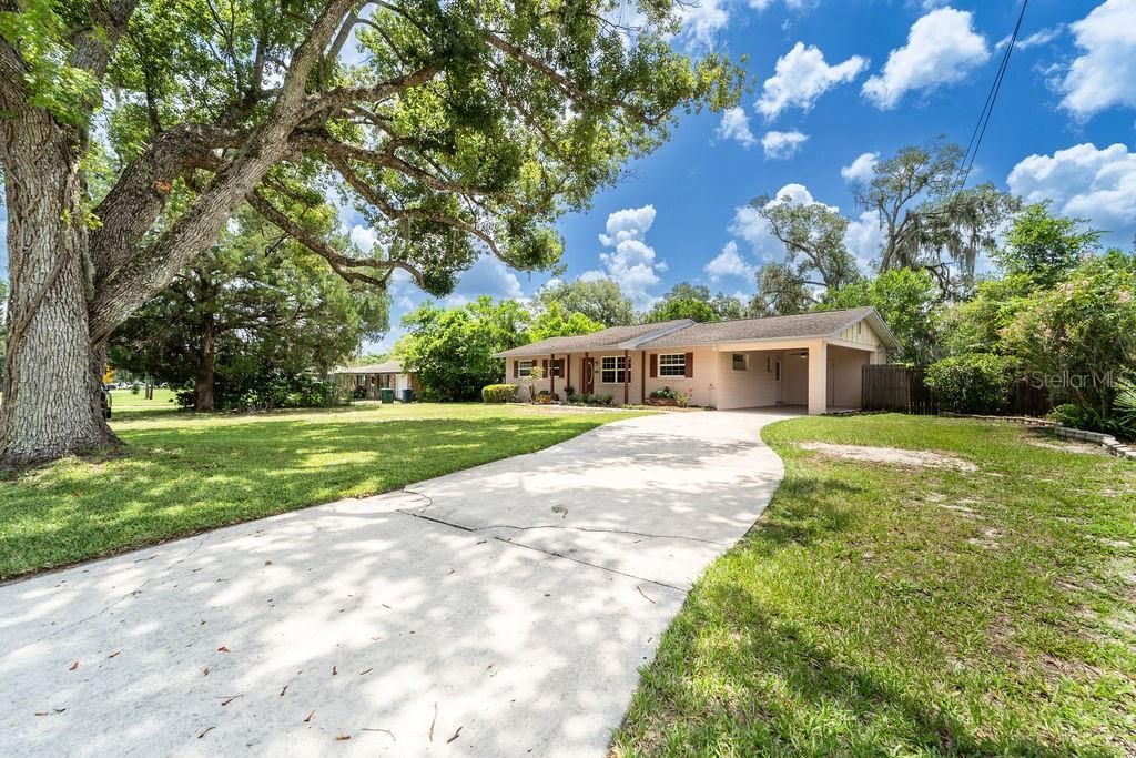 Photo of 686 E Kentucky Avenue, Deland, FL 32724 (MLS # V4950344)