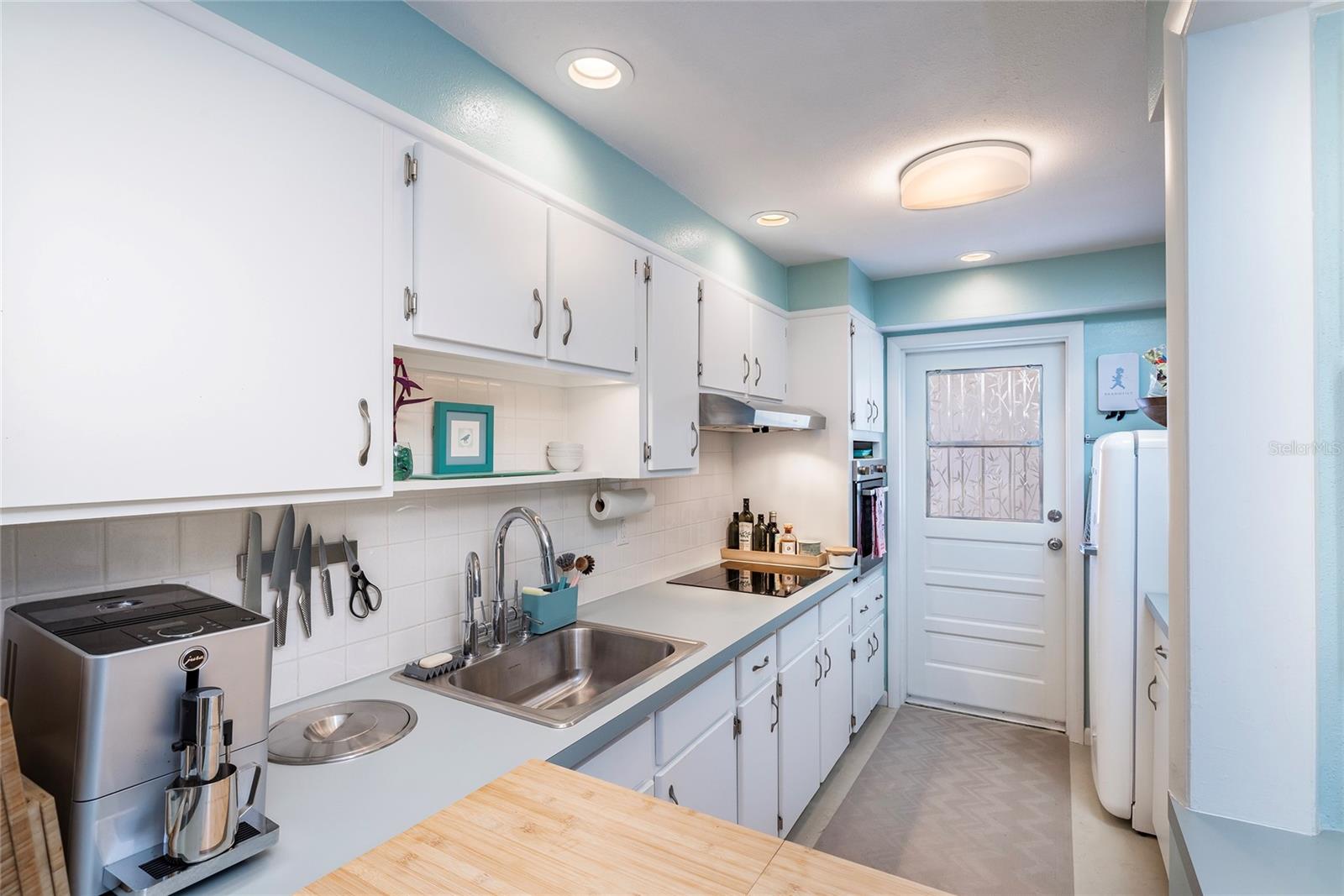 DOUGLAS ARMS - Residential