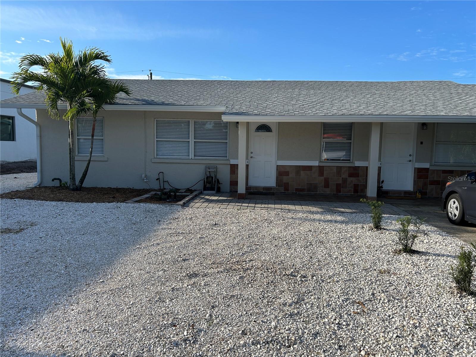 Fantastic South Gate rental in highly rated Southside school district. Everything is near this quaint studio apartment. Grocery shopping, pharmacies, schools, hospital. This studio is immaculate.