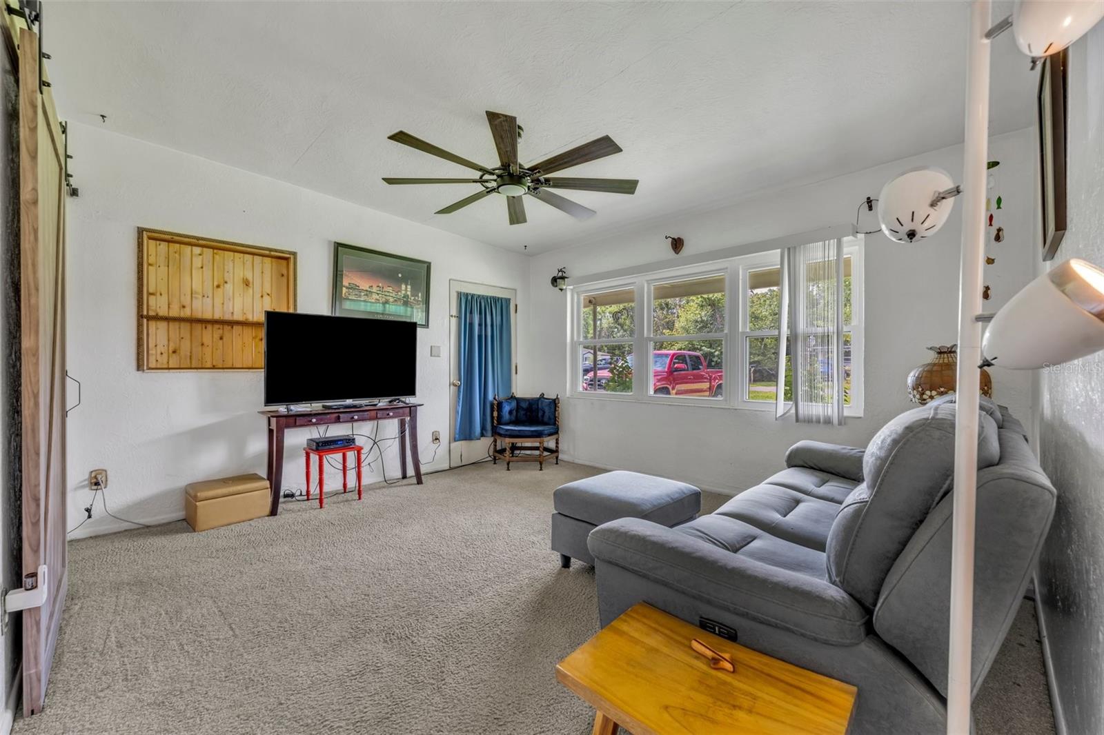1 W PIERCE AVENUE