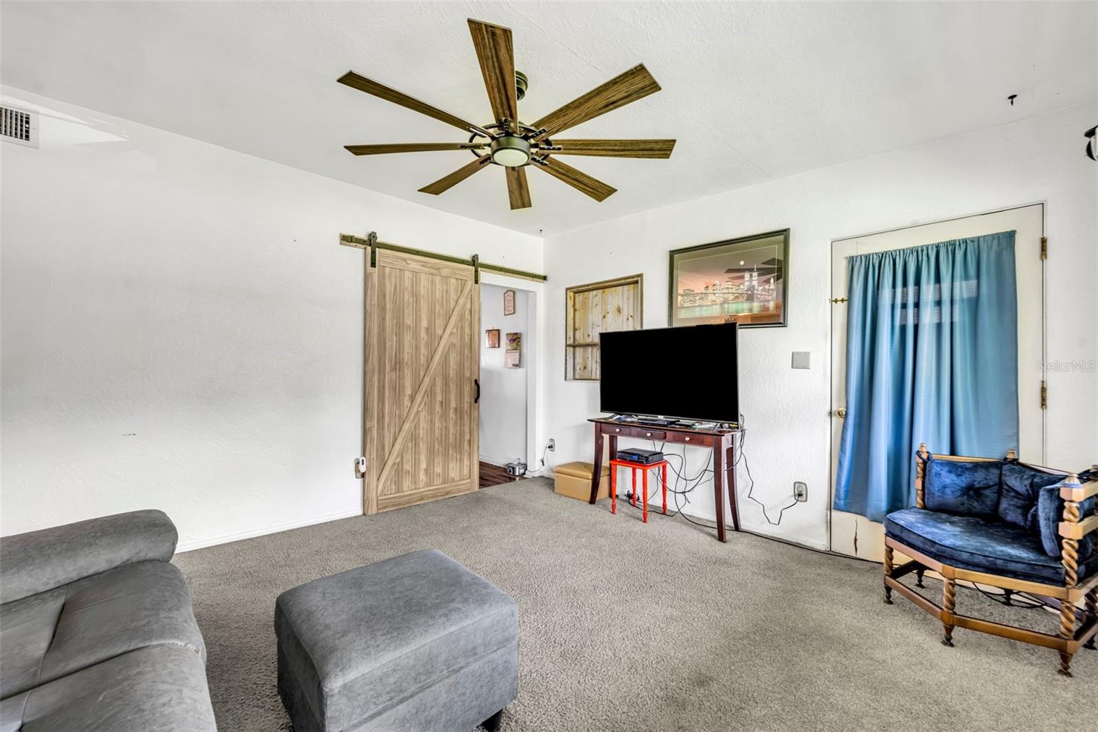 1 W PIERCE AVENUE