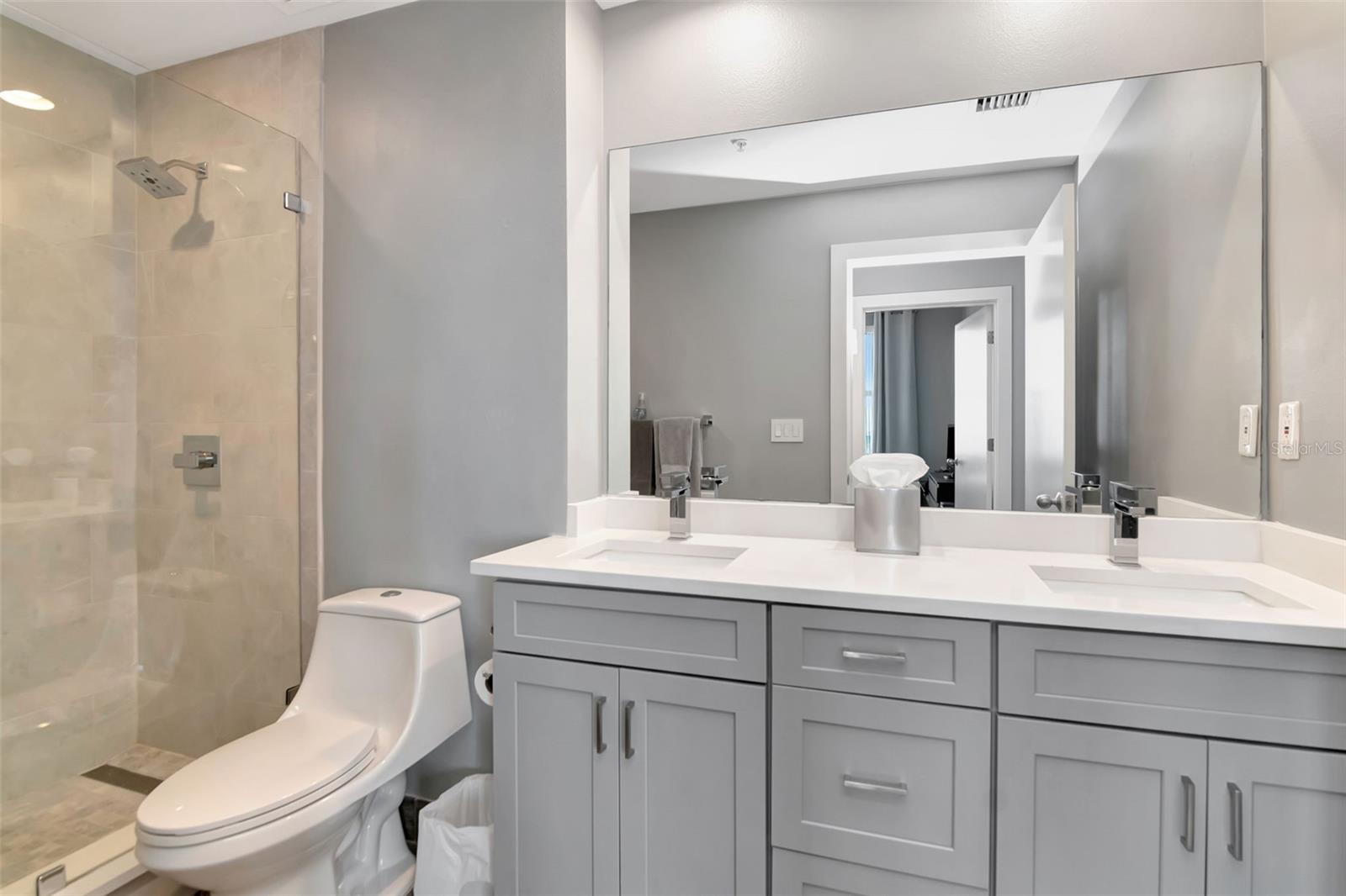 GRAND CENTRAL AT KENNEDY RESID - Residential Lease