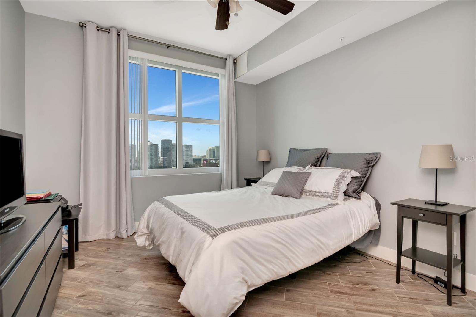 GRAND CENTRAL AT KENNEDY RESID - Residential Lease