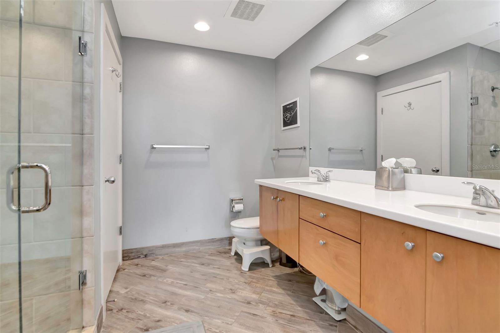 GRAND CENTRAL AT KENNEDY RESID - Residential Lease