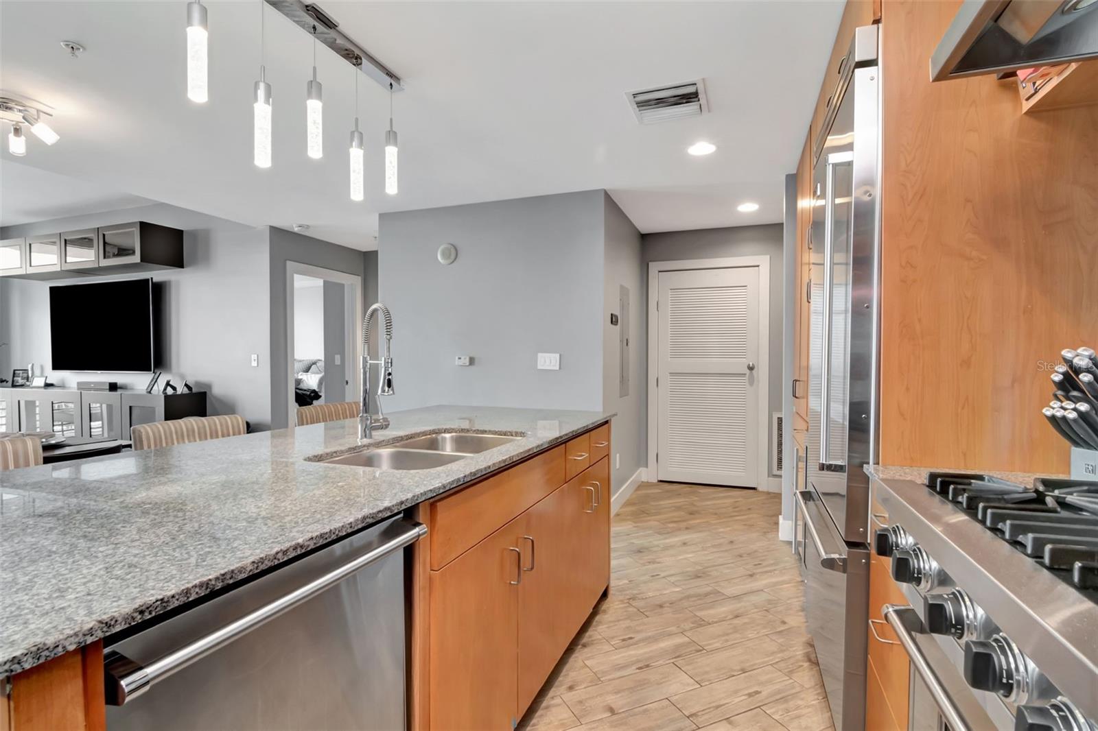 GRAND CENTRAL AT KENNEDY RESID - Residential Lease