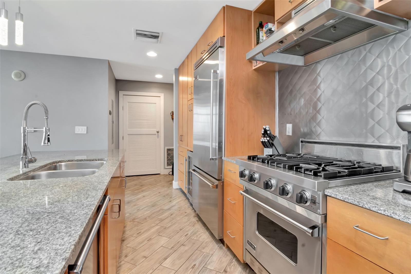 GRAND CENTRAL AT KENNEDY RESID - Residential Lease