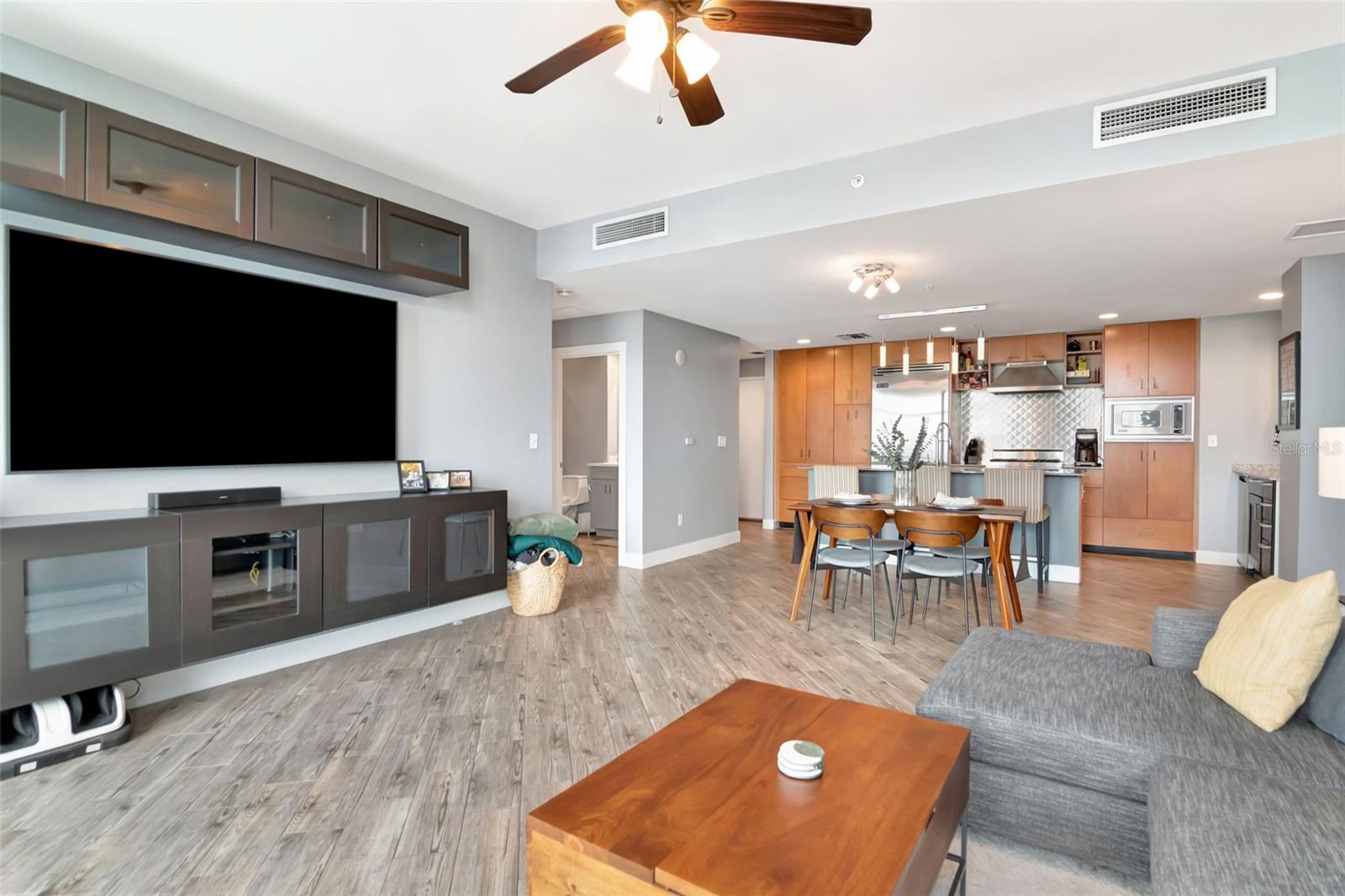 GRAND CENTRAL AT KENNEDY RESID - Residential Lease