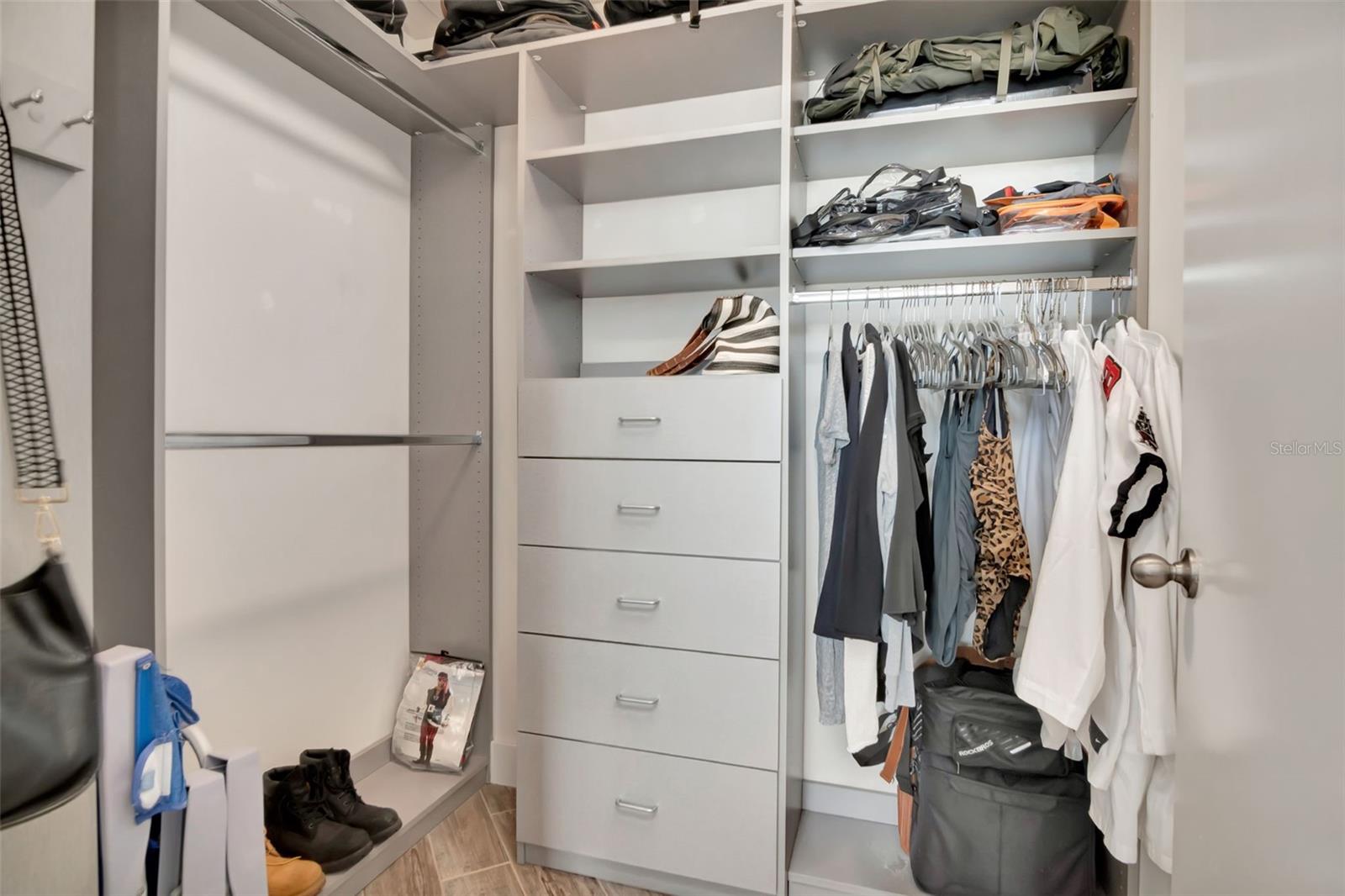 GRAND CENTRAL AT KENNEDY RESID - Residential Lease