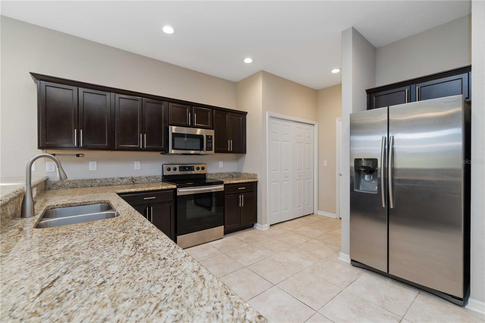 BRADFORD MANOR TWNHMS - Residential Lease