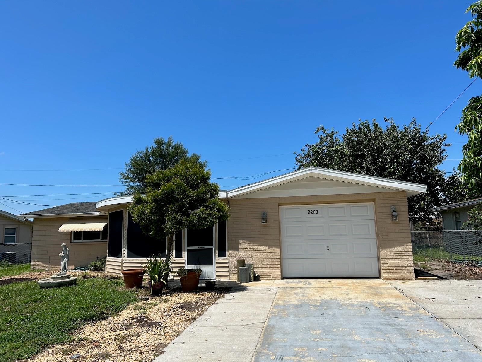 *PLEASE DO NOT DISTURB TENANT STILL IN HOME*
2 Bedroom, 1 1/2 Bathroom, attached garage home located in Holiday. Pets allowed with fees.