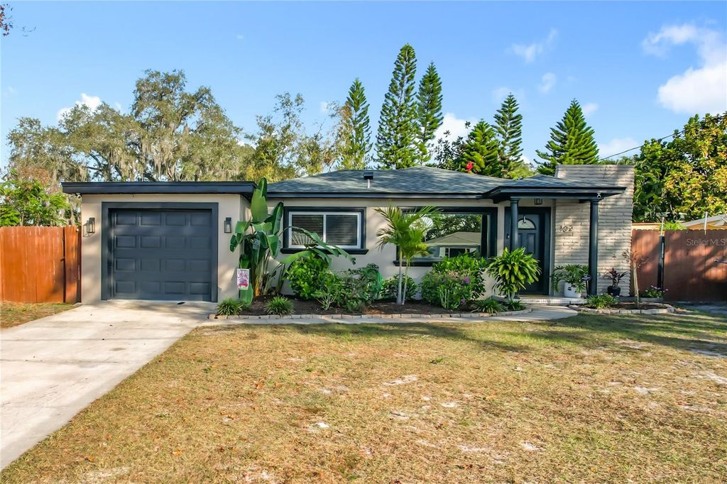 Photo of 102 NE 9th Street, Mulberry, FL 33860 (MLS # L4958604)
