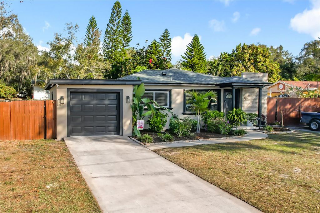 Photo of 102 NE 9th Street, Mulberry, FL 33860 (MLS # L4958604)