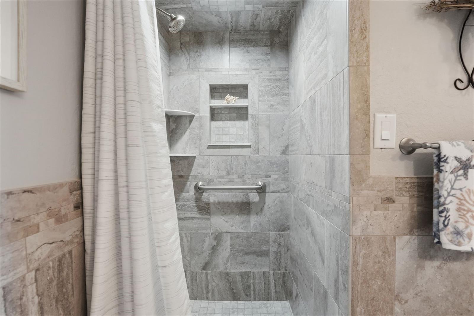 TIERRA I CONDO - Residential