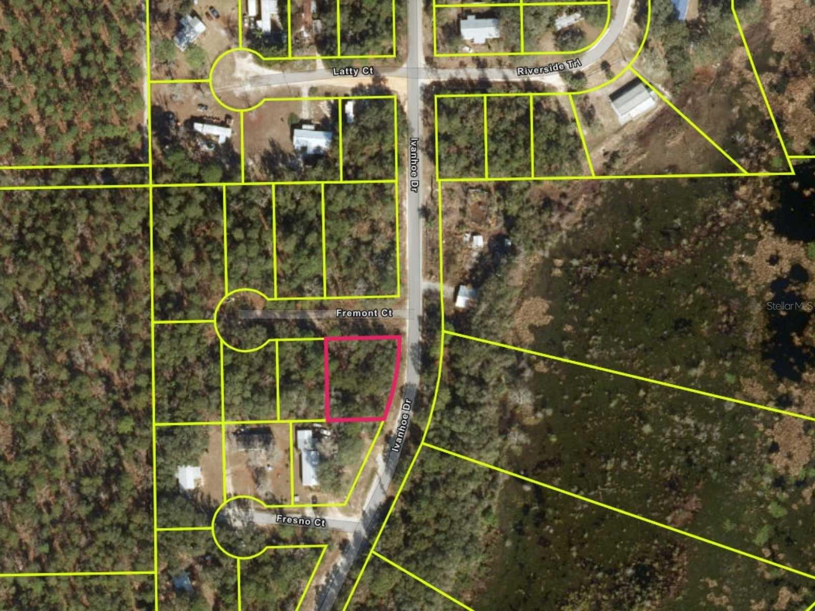 Build your dream home or hold as an investment! This beautiful 0.33-acre lot offers paved road access, is located in a no flood zone (Zone X), and is surrounded by Florida's natural beauty. No HOA and no impact fees. Mobile homes, modular homes, or site-built homes allowed (buyer to verify with county). Conveniently located near Palatka, shopping, and local lakes. Power nearby. Don't miss this great opportunity to own affordable land in growing Putnam County