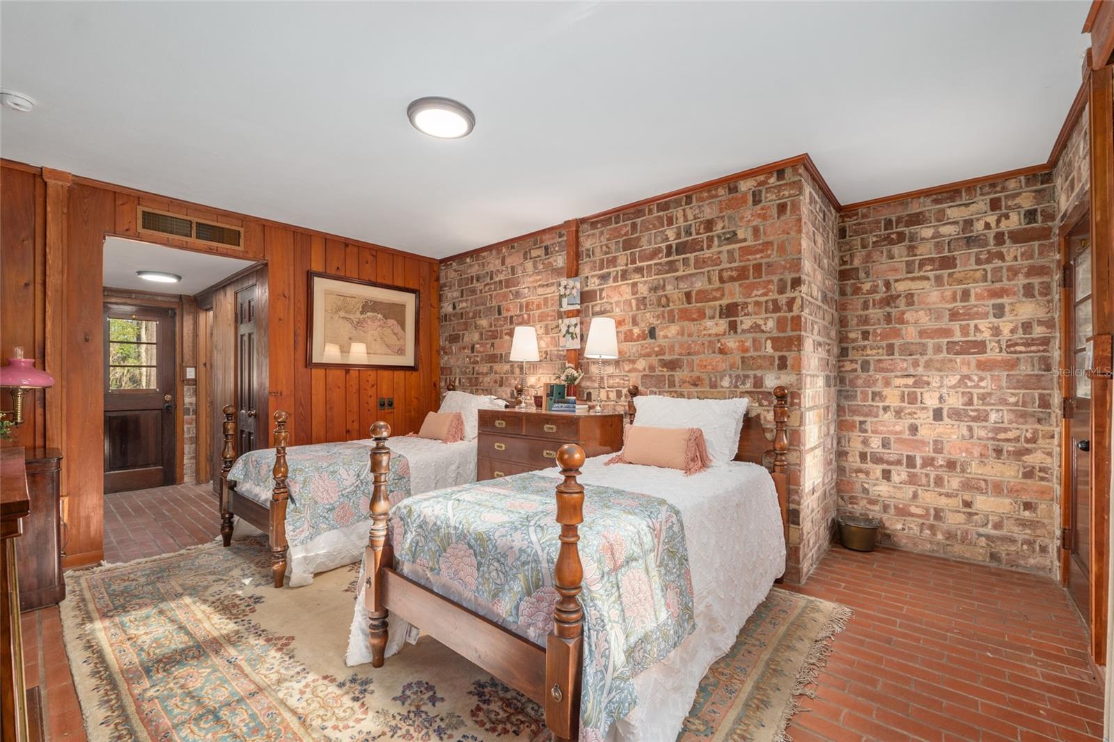 LAZONBY ACRES - Residential