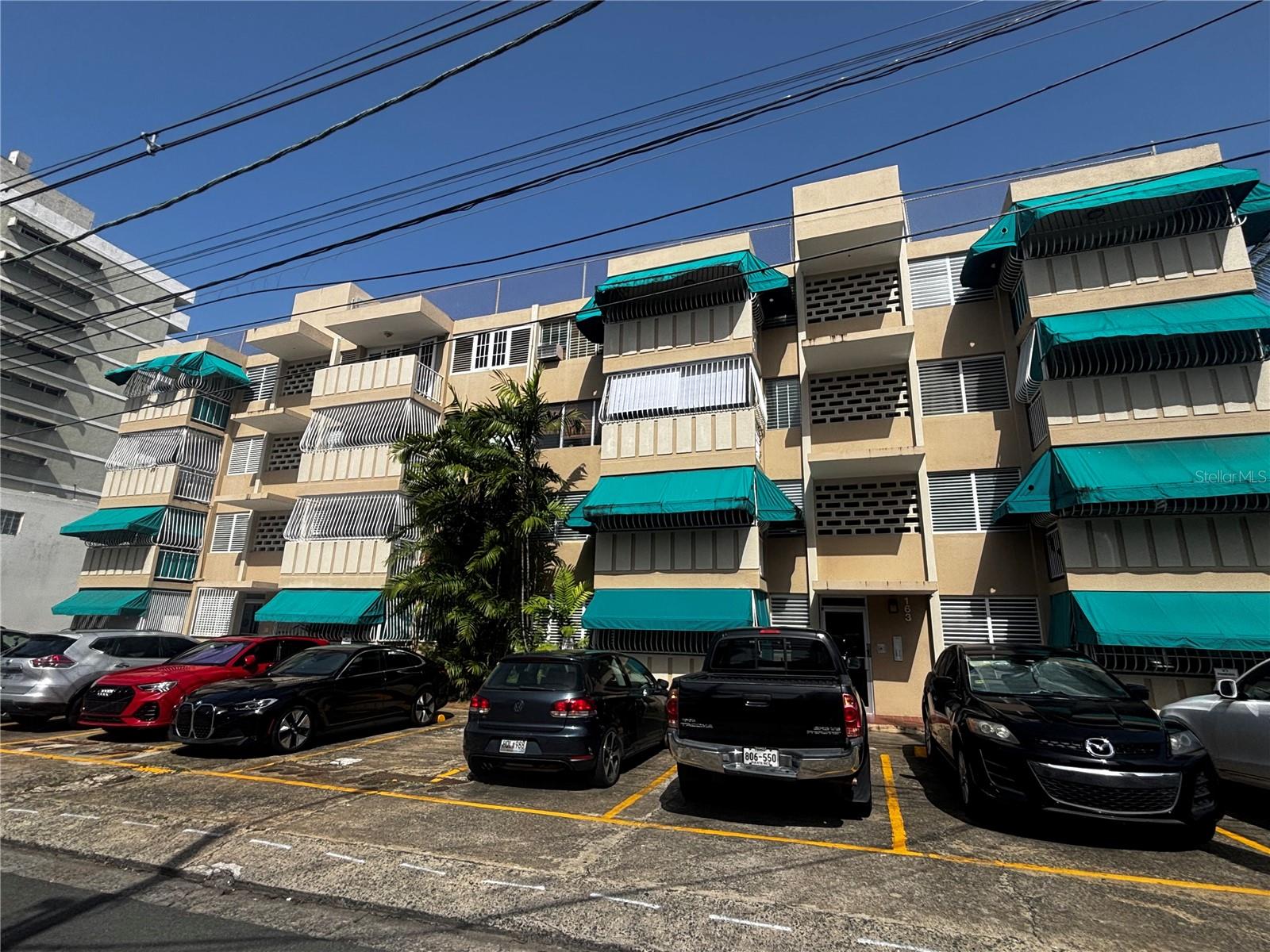 Apartment in the Heart of Santurce – Unbeatable Location!
Discover this comfortable 3-bedroom, 2-bathroom renovated apartment, perfect for living in one of the most vibrant areas of San Juan. Located near renowned restaurants, shops, and points of interest.
Highlighted Features:
Washer and dryer included
Kitchen equipped with refrigerator and stove
Air conditioning in the living room and all three bedrooms
Private balcony
Recently renovated bathrooms
1 assigned parking space
Prime location in Santurce, just steps away from urban life, entertainment, services, and more.
Perfect for those seeking comfort, style, and convenience all in one place!
Contact us for more information or to schedule a showing.