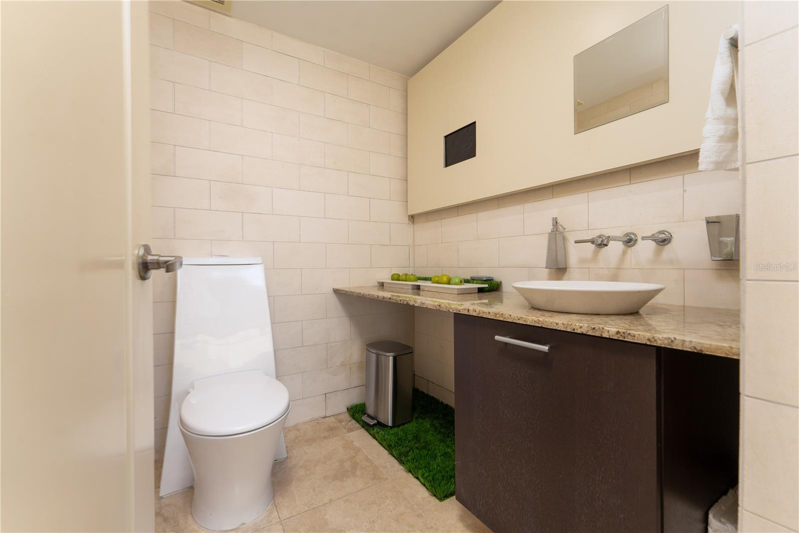 1052 AVE ASHFORD 7