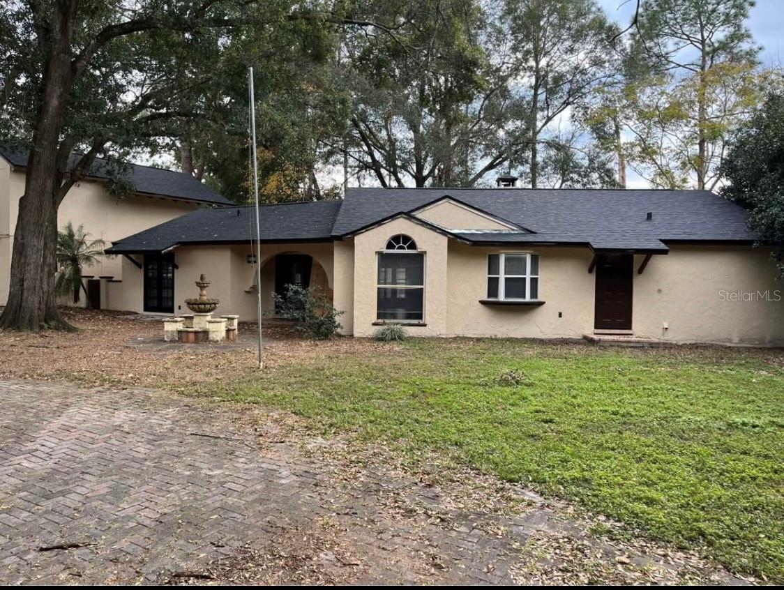 LAKEFRONT 4 BEDROOM 3 BATH WITH GARAGE. THERE IS A STUDIO WITH KITCHENETTE AND BATHROOM ABOVE GARAGE.