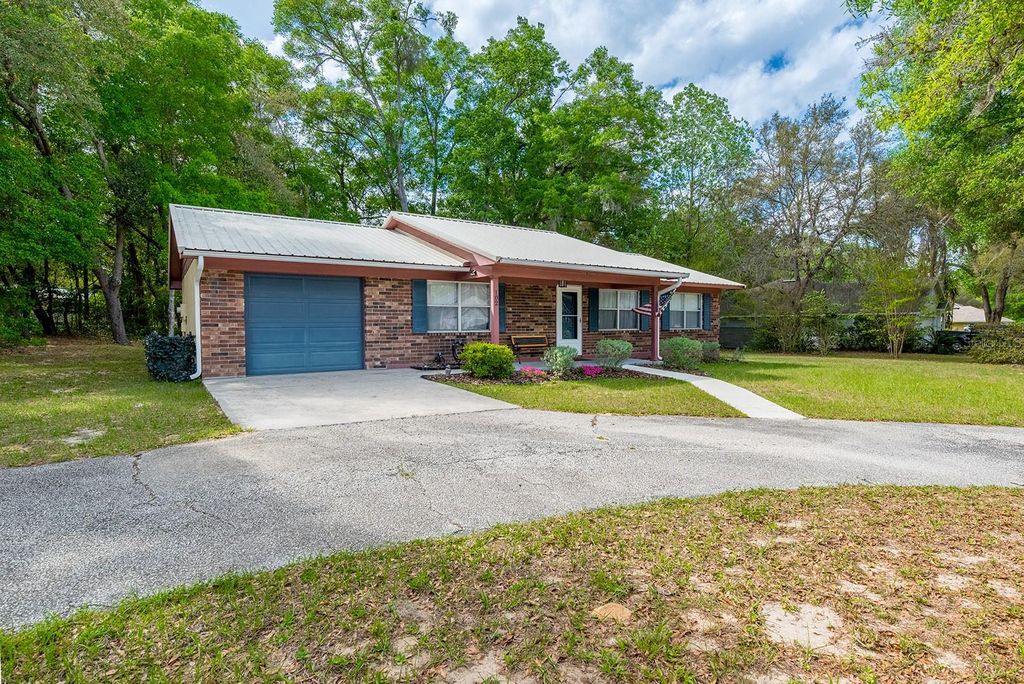 Photo of 102 Swans Nest Circle, Melrose, FL 32666 (MLS # GC539149)