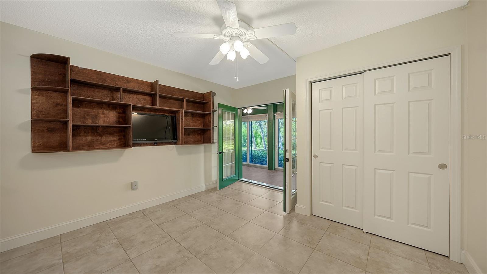 WHISPERING SANDS - Residential