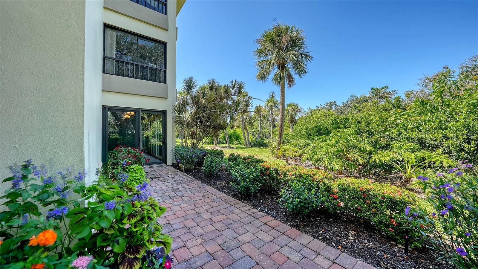 WHISPERING SANDS - Residential