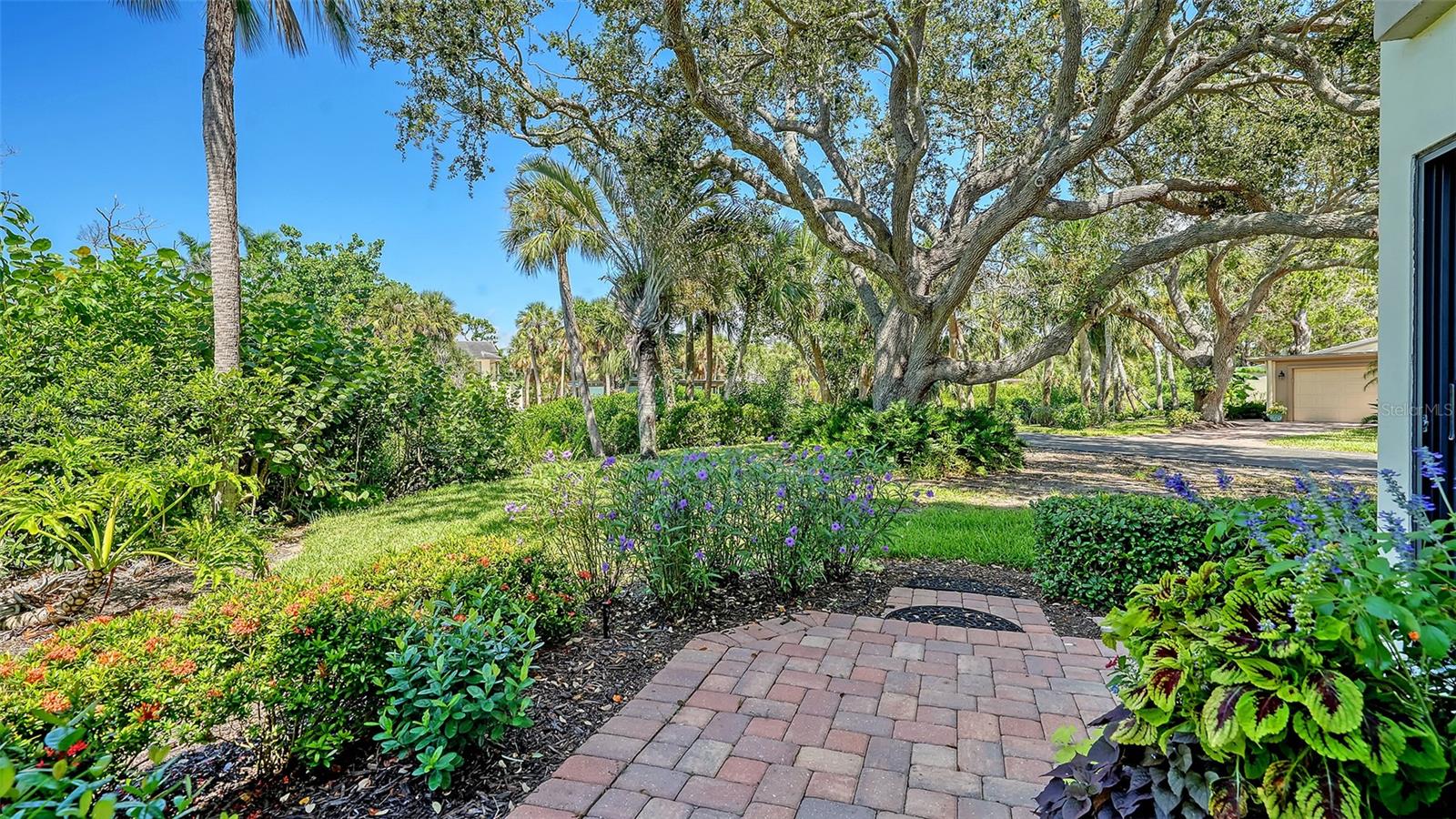 WHISPERING SANDS - Residential