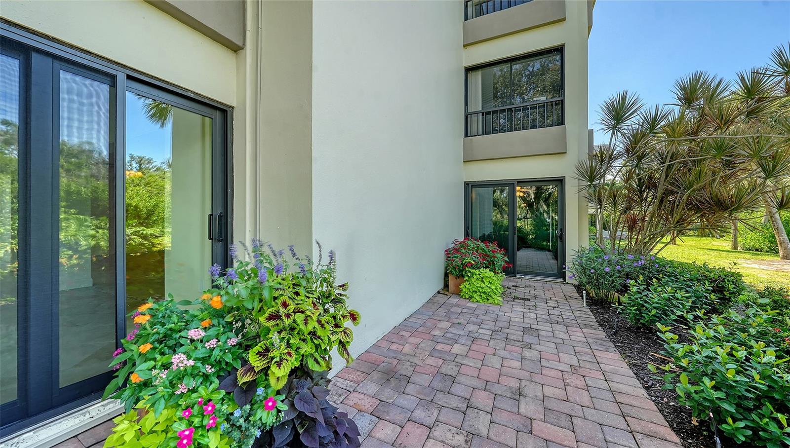 WHISPERING SANDS - Residential