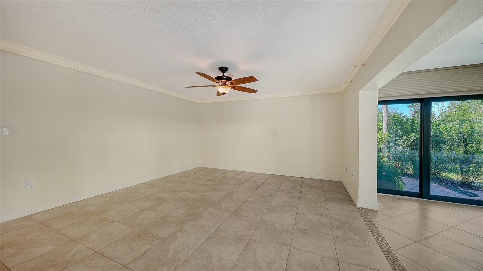 WHISPERING SANDS - Residential