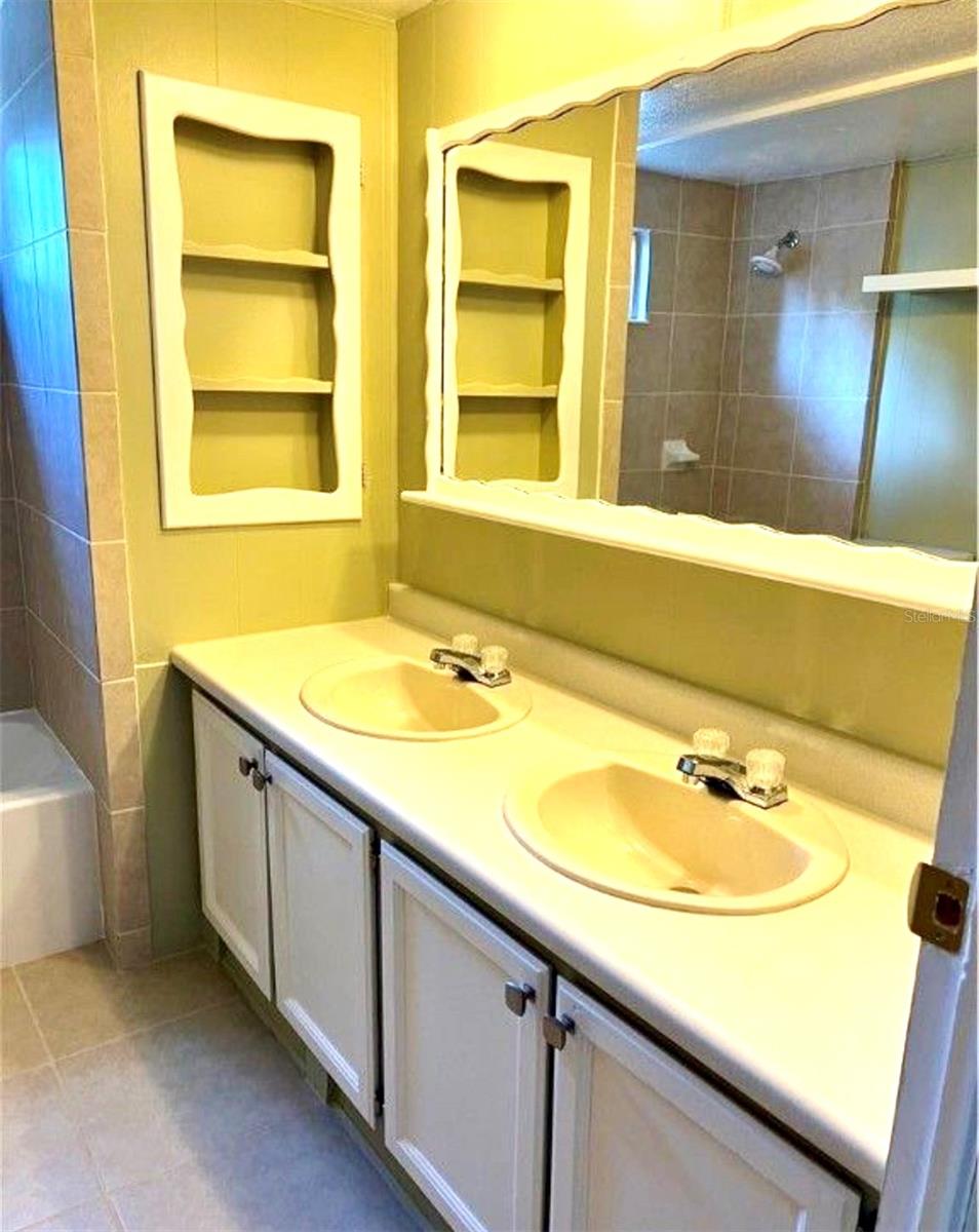 VILLA TERRACE UN #11 - Residential