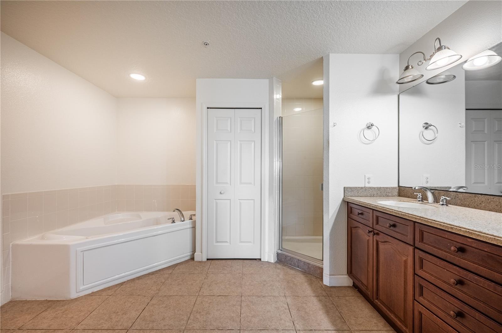 PROMENADE CONDO - Residential Lease