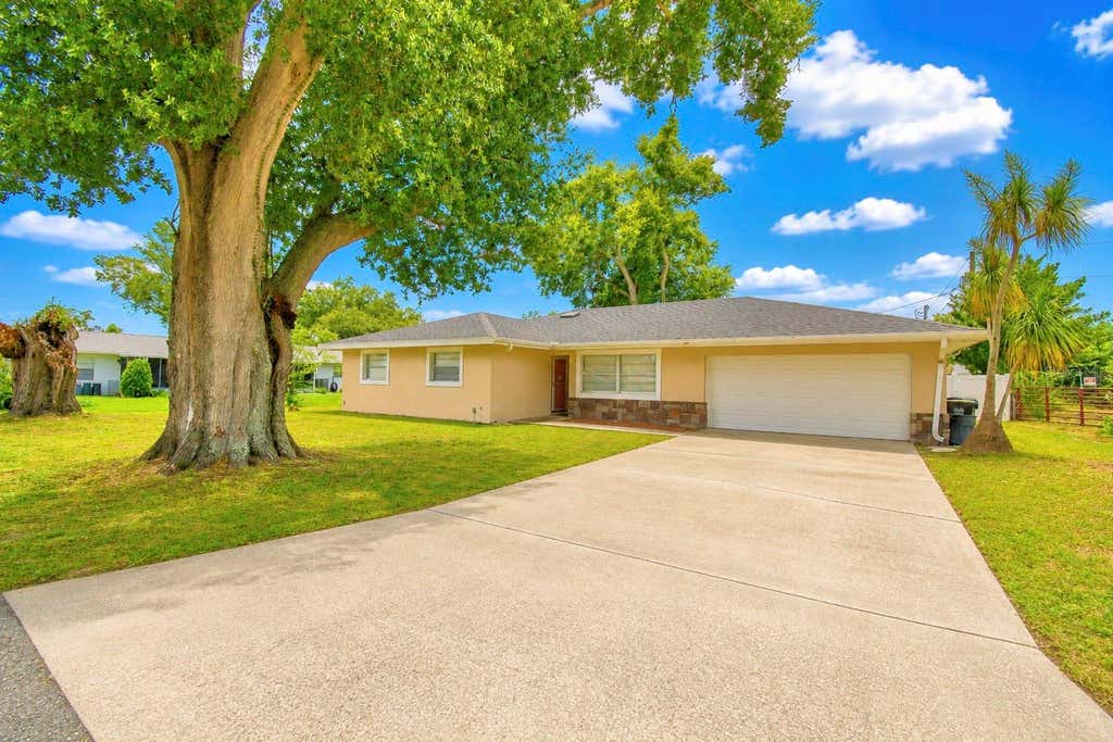 Photo of 105 Byron Place, Winter Haven, FL 33884 (MLS # L4964012)
