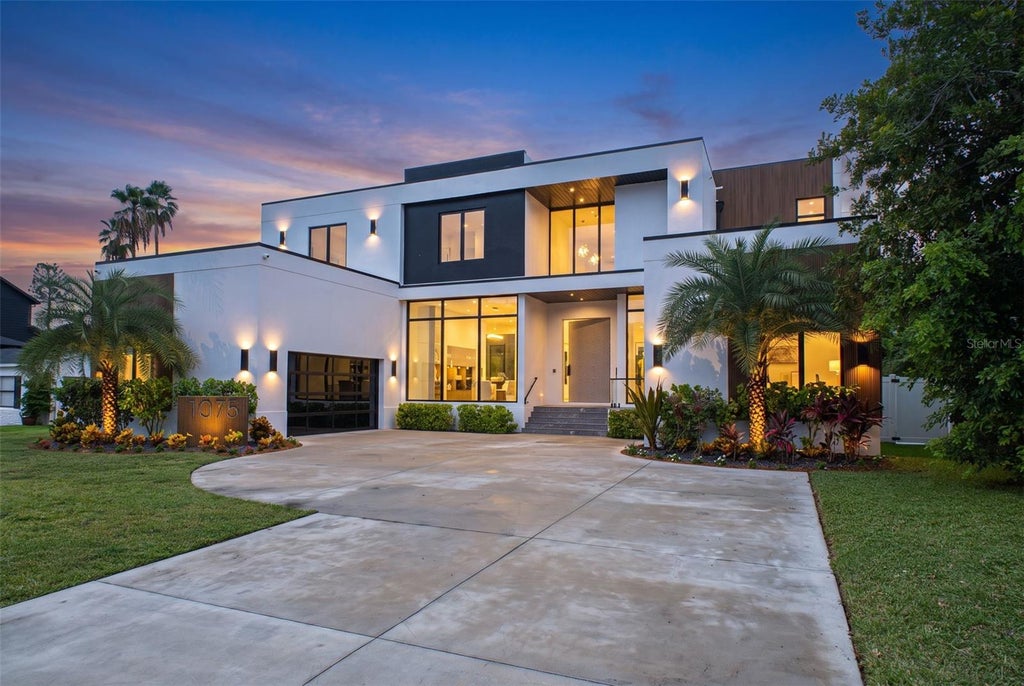 Photo of 1076 Snell Isle Boulevard NE, St Petersburg, FL 33704 (MLS # TB8518184)