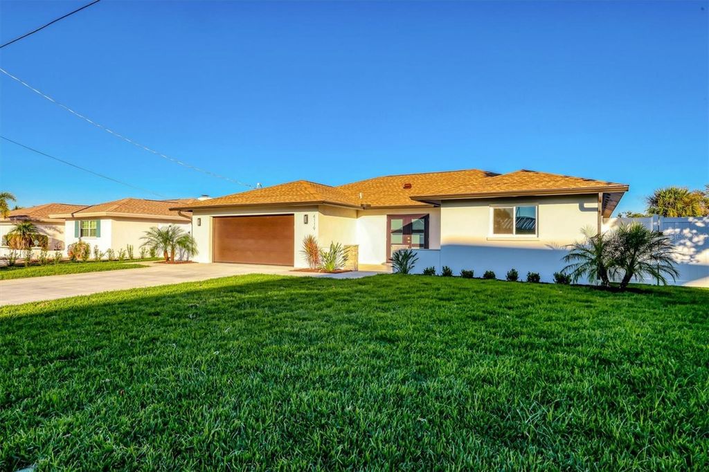 Photo of 4119 Royal Palm Drive, Bradenton, FL 34210 (MLS # A4679131)