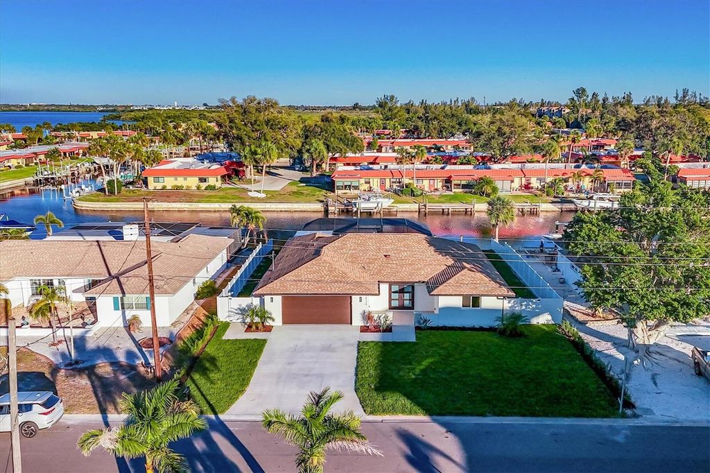 Photo of 4119 Royal Palm Drive, Bradenton, FL 34210 (MLS # A4679131)