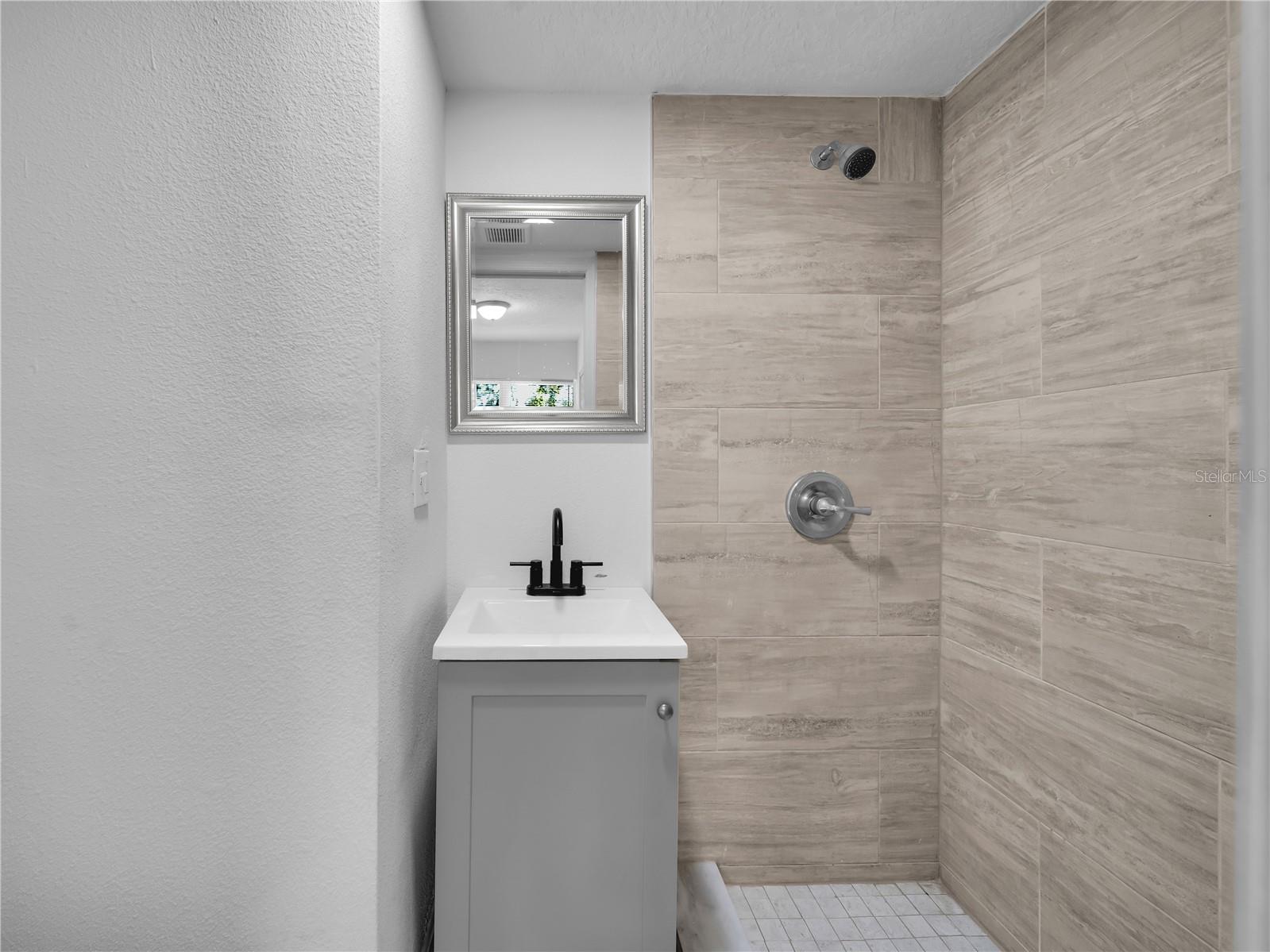 AZALEA PARK SEC 03 - Residential Lease