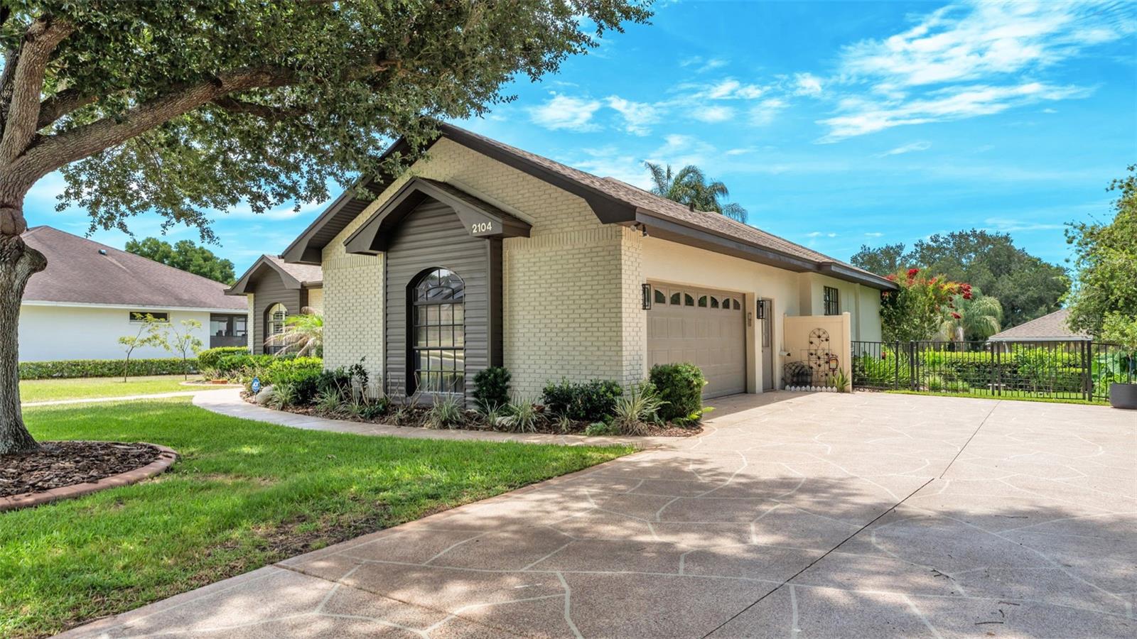 2104 LONGLEAF CIRCLE