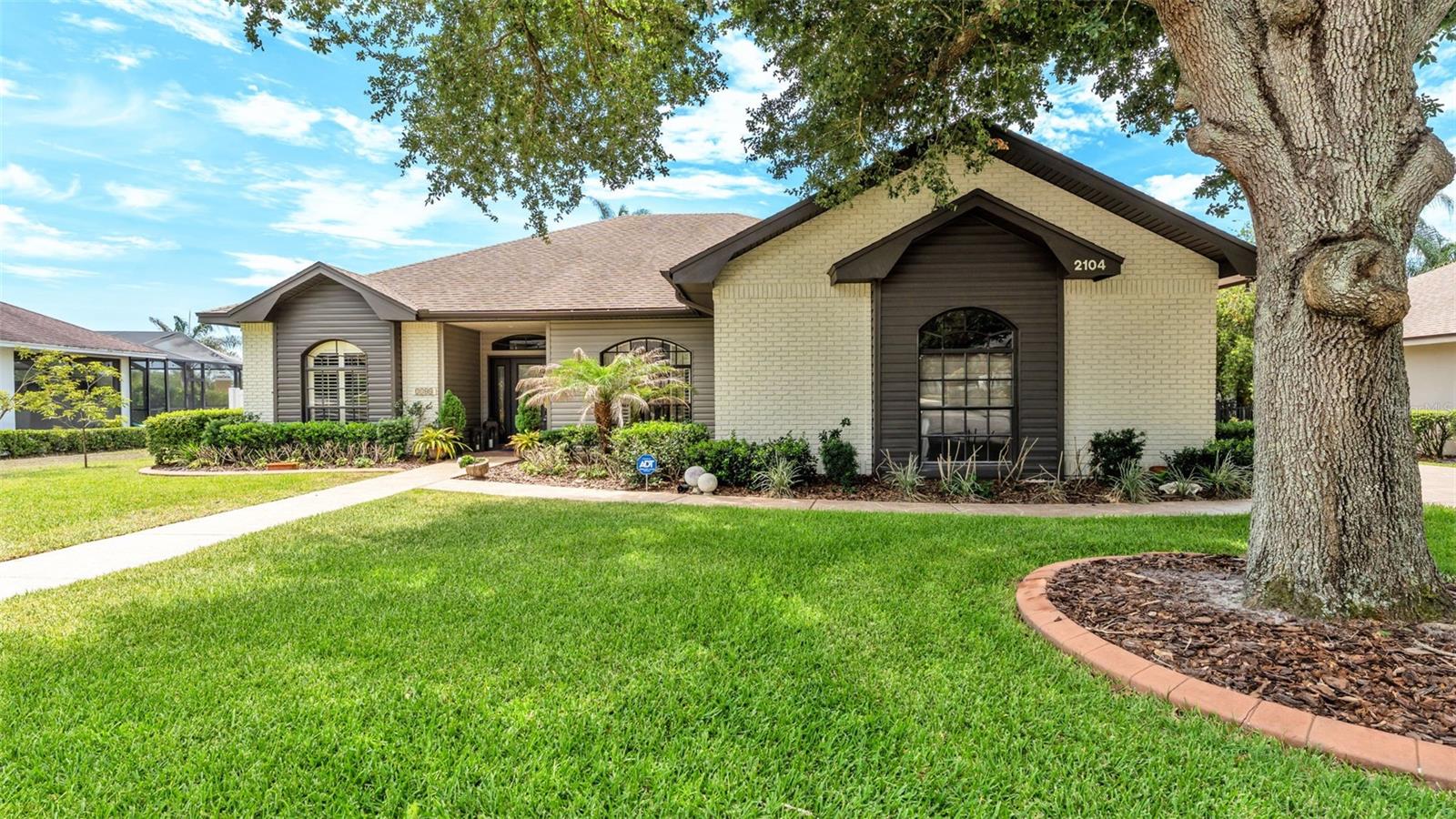2104 LONGLEAF CIRCLE