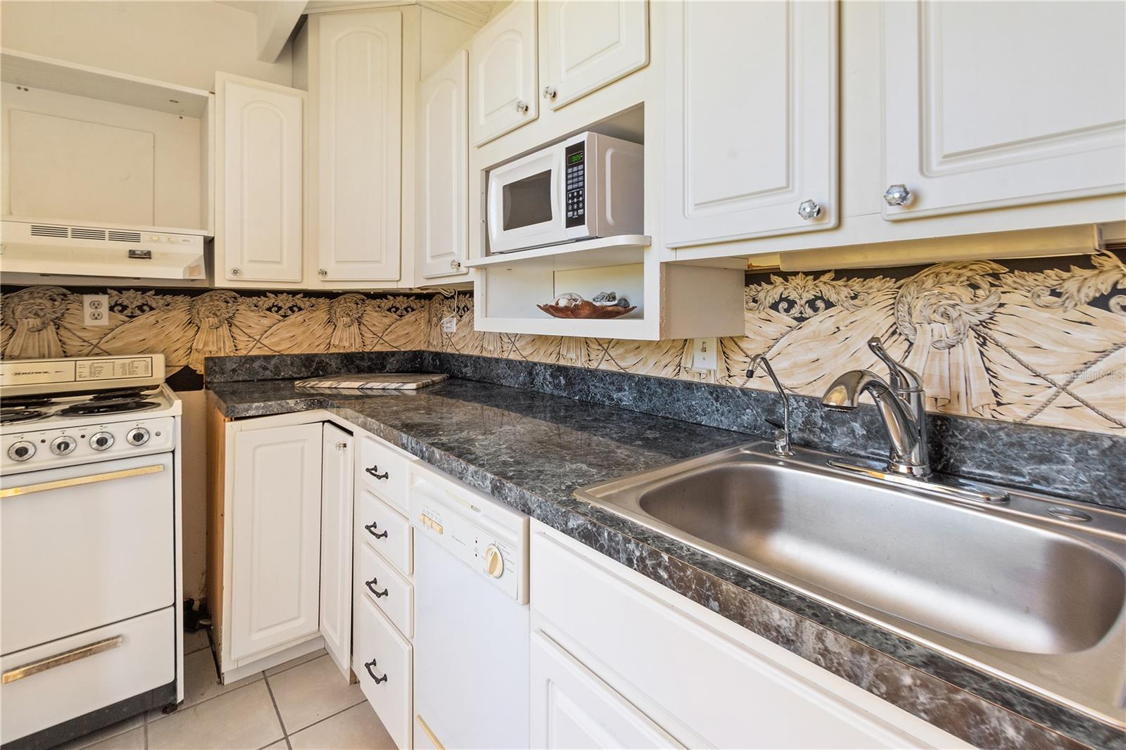 LAKESHORE CLUB - Residential