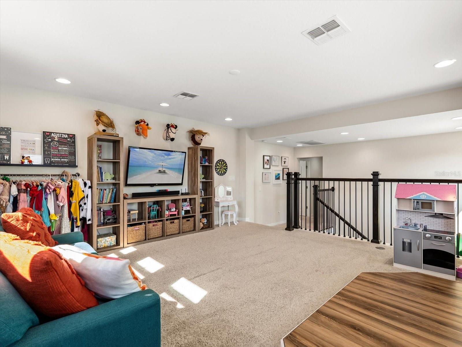 WATERSIDE ON JOHNS LAKE - Residential