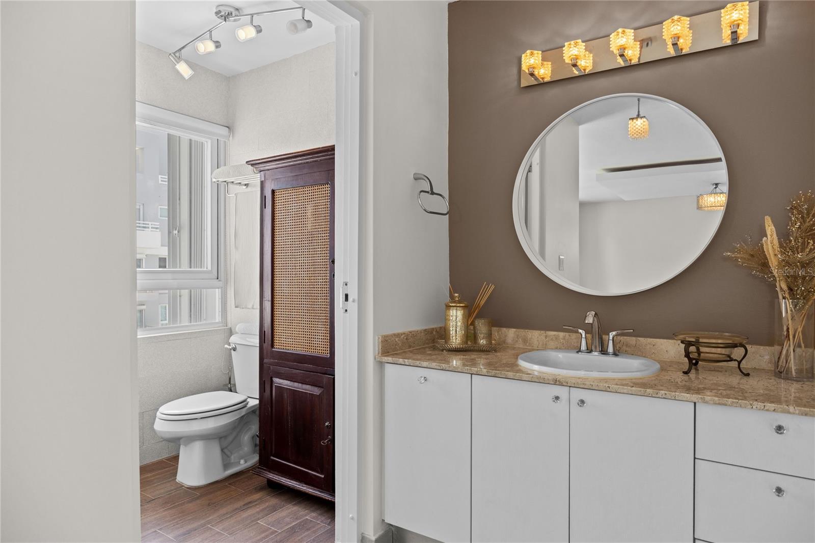 METRO PLAZA TOWERS - Residential