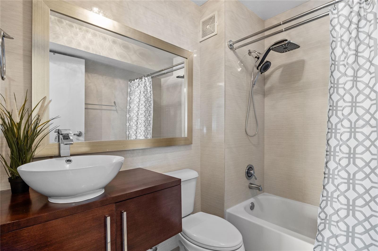 METRO PLAZA TOWERS - Residential