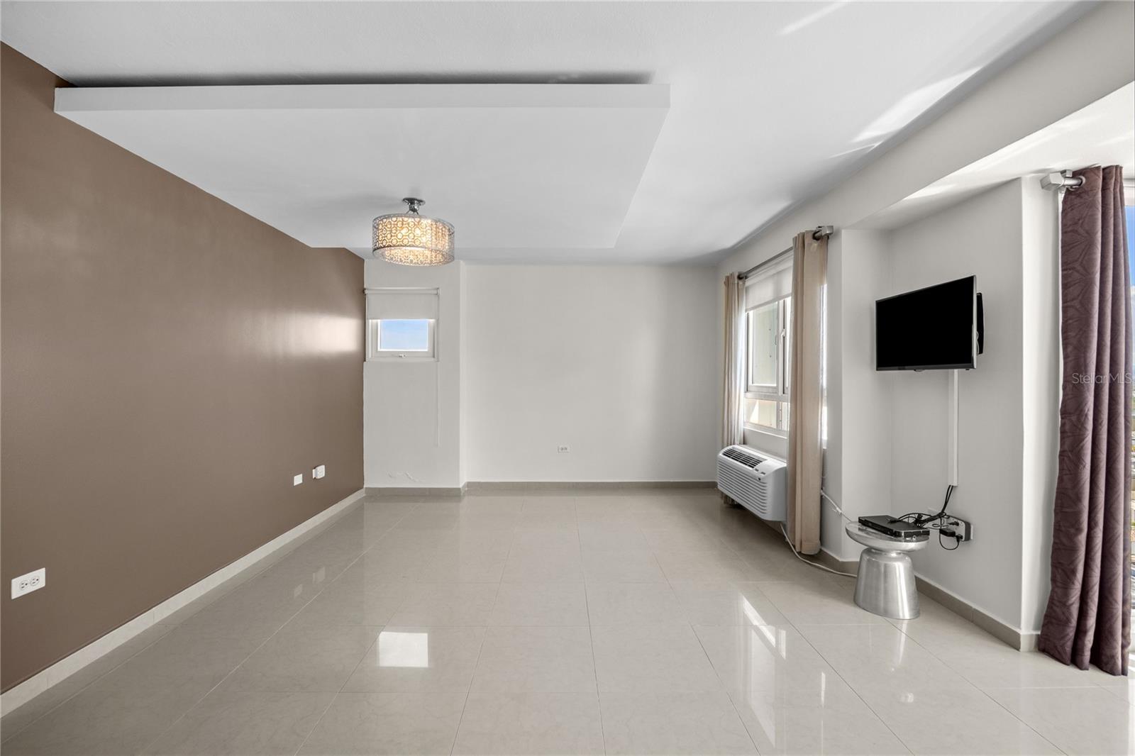 METRO PLAZA TOWERS - Residential