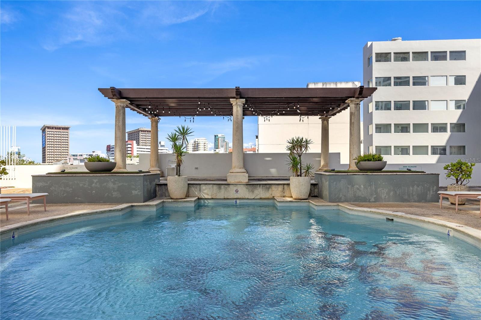 METRO PLAZA TOWERS - Residential