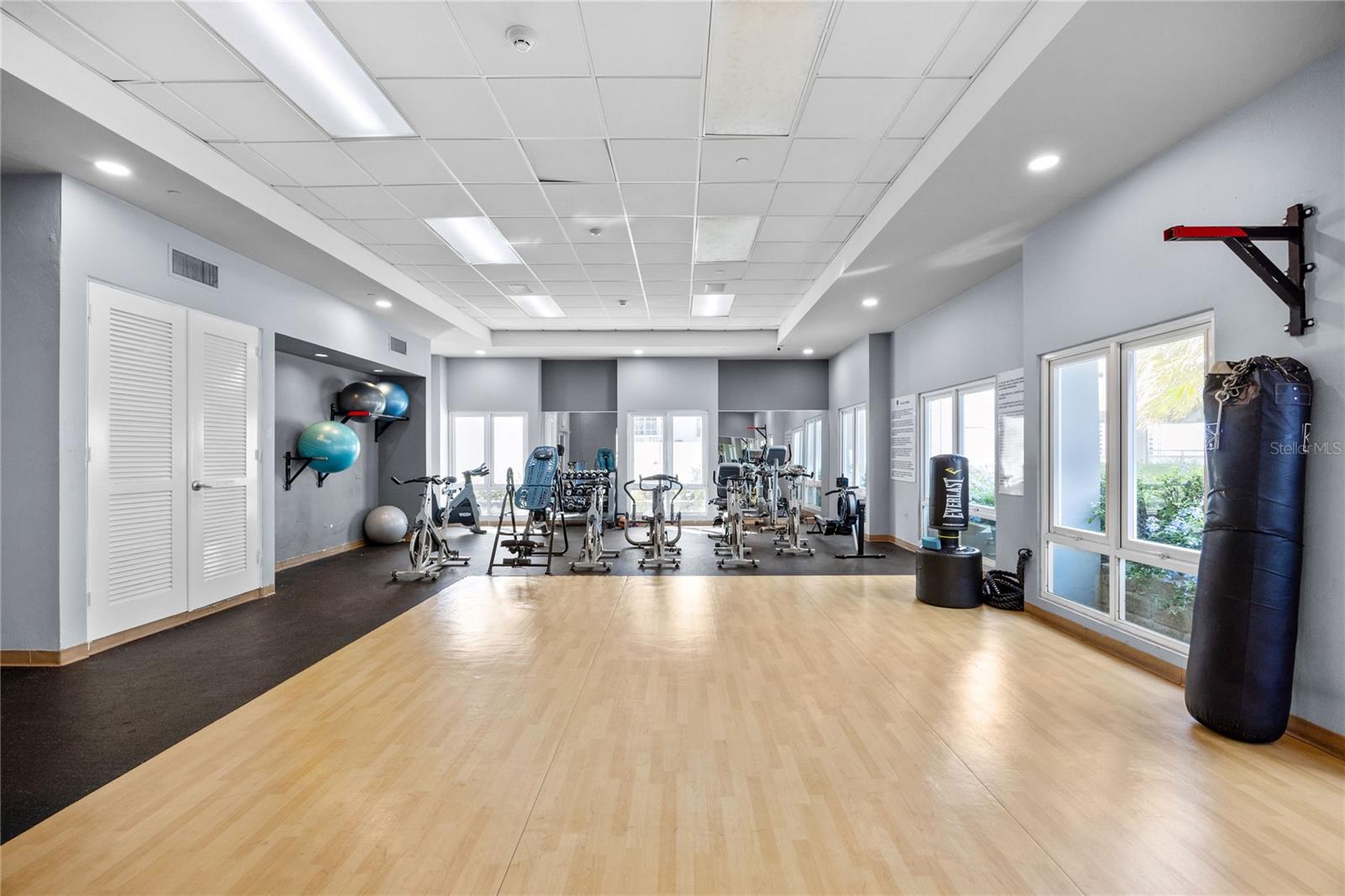 METRO PLAZA TOWERS - Residential